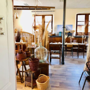 Vue de l'atelier depuis la porte d'entrée, baigné de lumière, ambiance chaleureuse de l'osier.